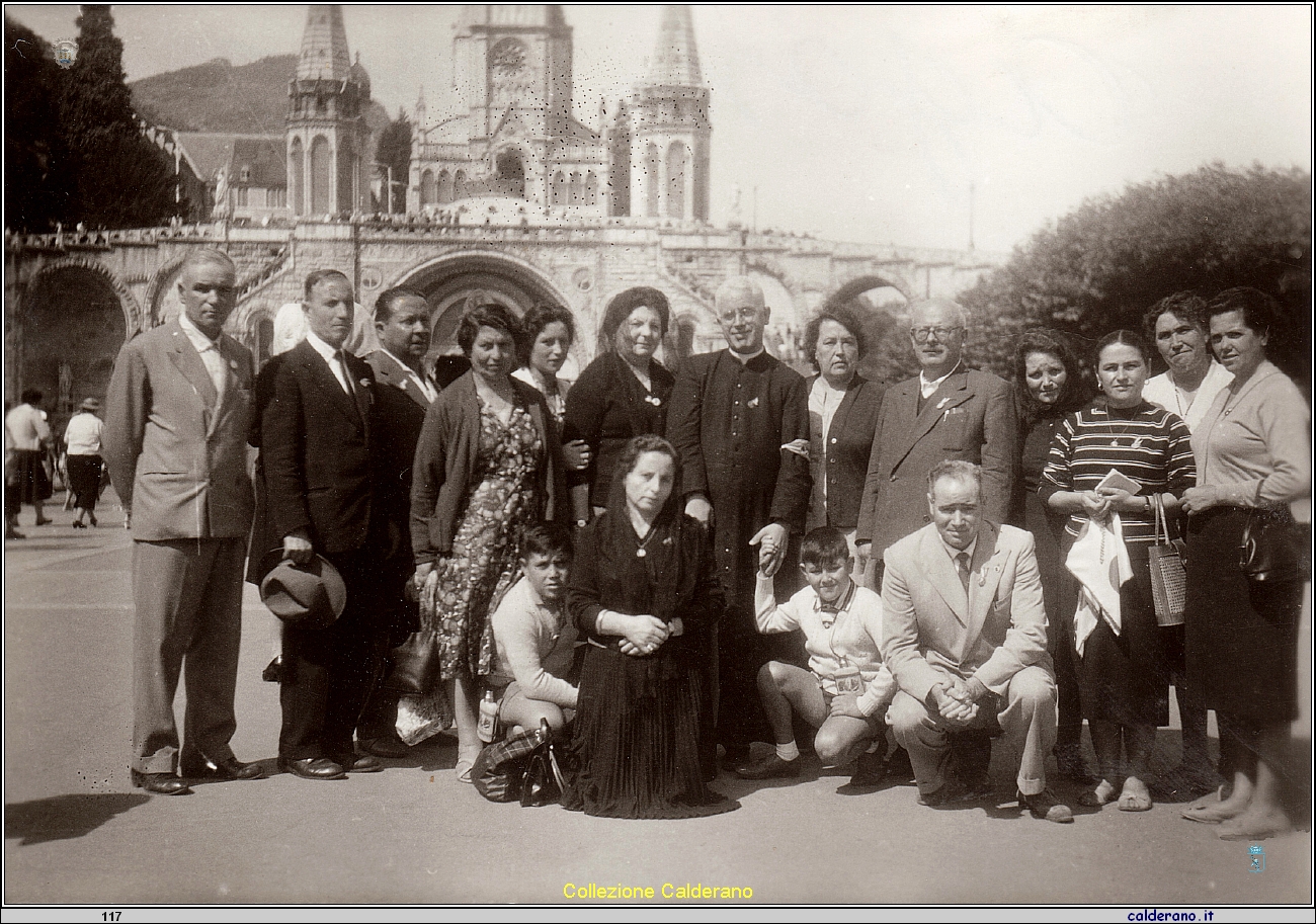 Lourdes con gitanti Marateoti agosto 1960.jpeg