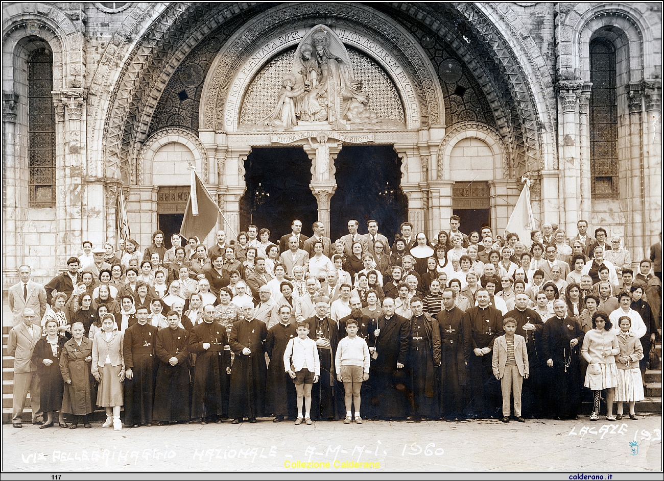 Lourdes con pellegrini Marateoti 1960.jpeg