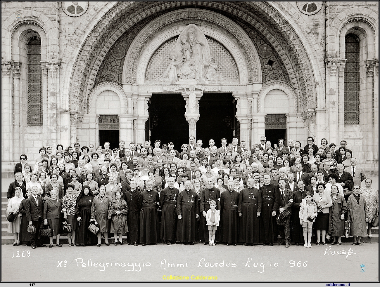 Lourdes con pellegrini Marateoti 1966.jpeg