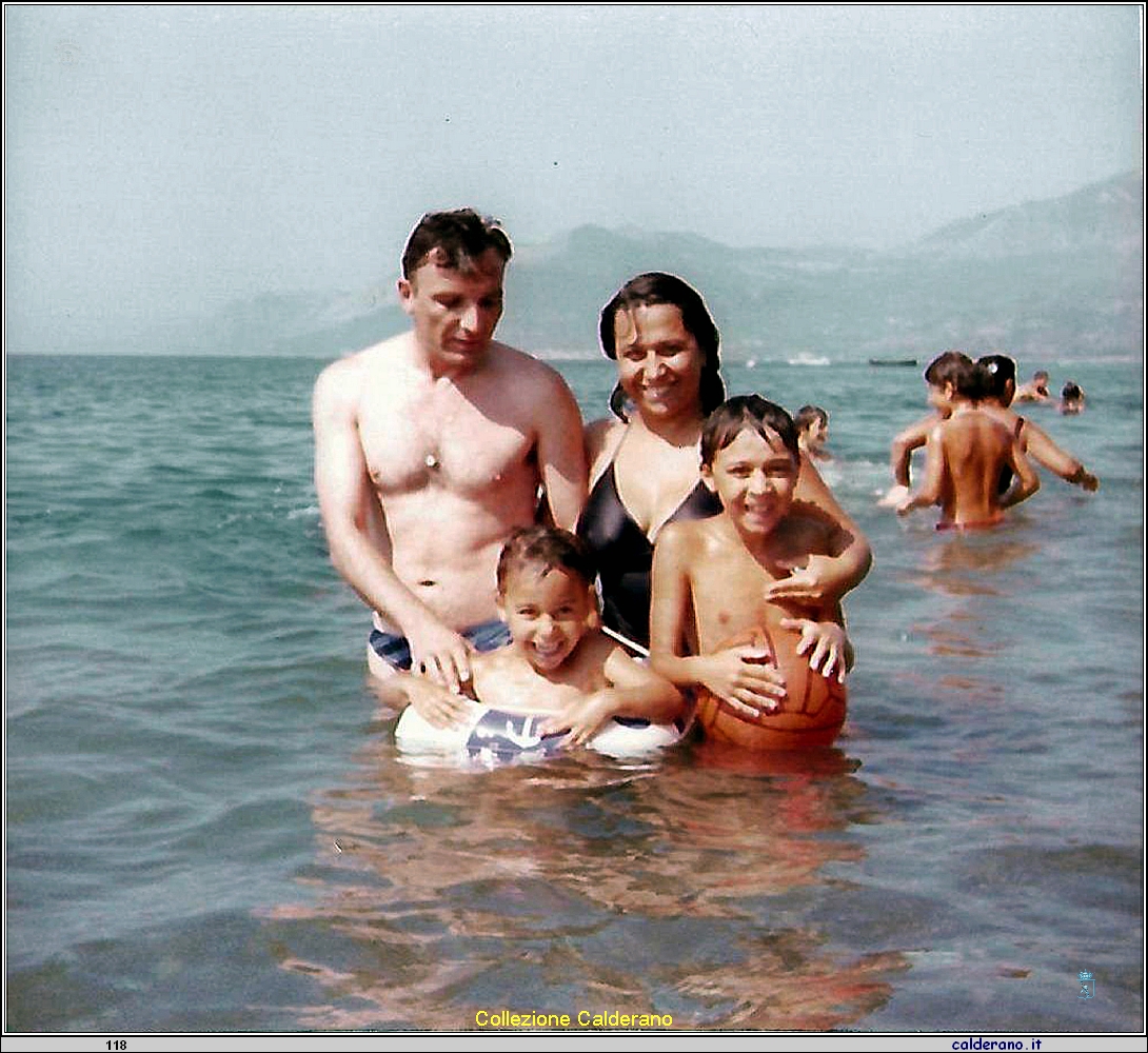 Antonio Scopa e Assunta Giudice con i figli al mare.JPG