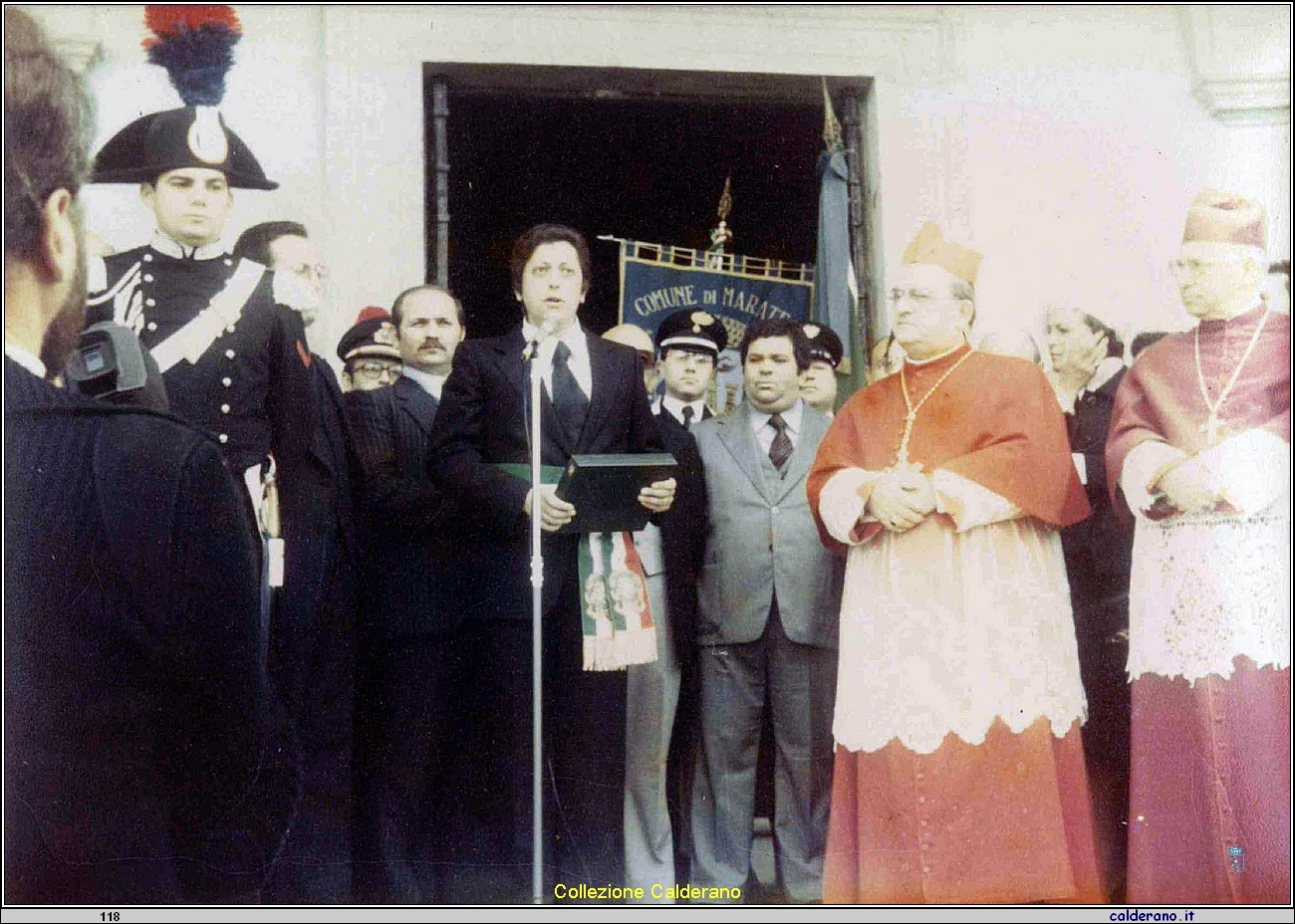 Fedrnando Sisinni consegna una targa axS. Eminenza il Cardinale Silvio Oddi 1982.jpg