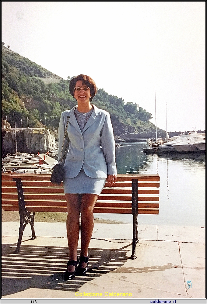 Isabella De Rosa poggiata alla panchina 21-10-1995.jpg