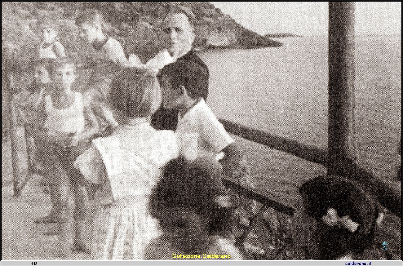 Padre Salerno sulla rotonda del Porto.jpeg