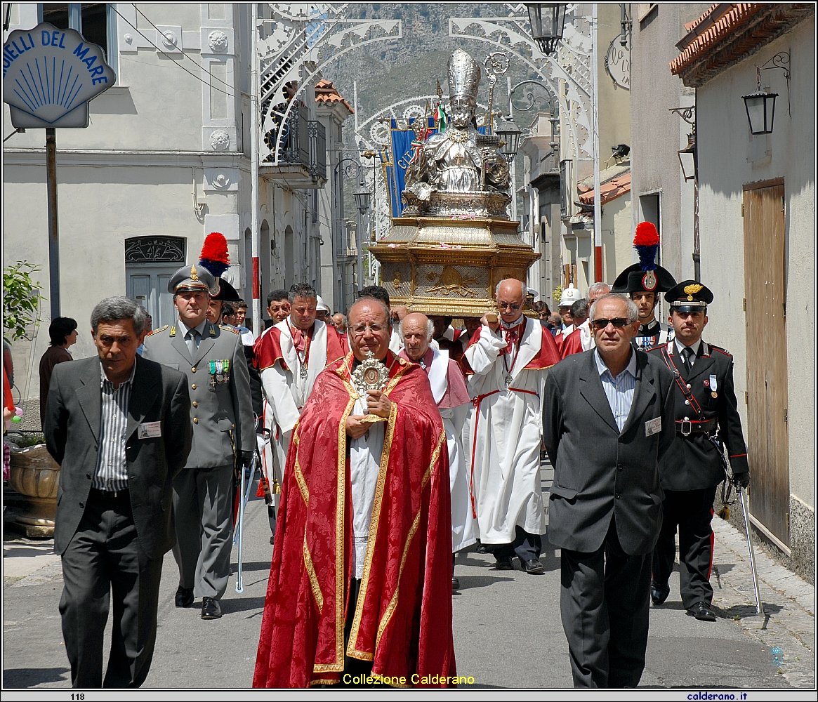 Pierino Trotta, Don Vincenzo Iacovino e Toto' Manfredi alla Processione di San Biagio - Maggio 2007.jpg