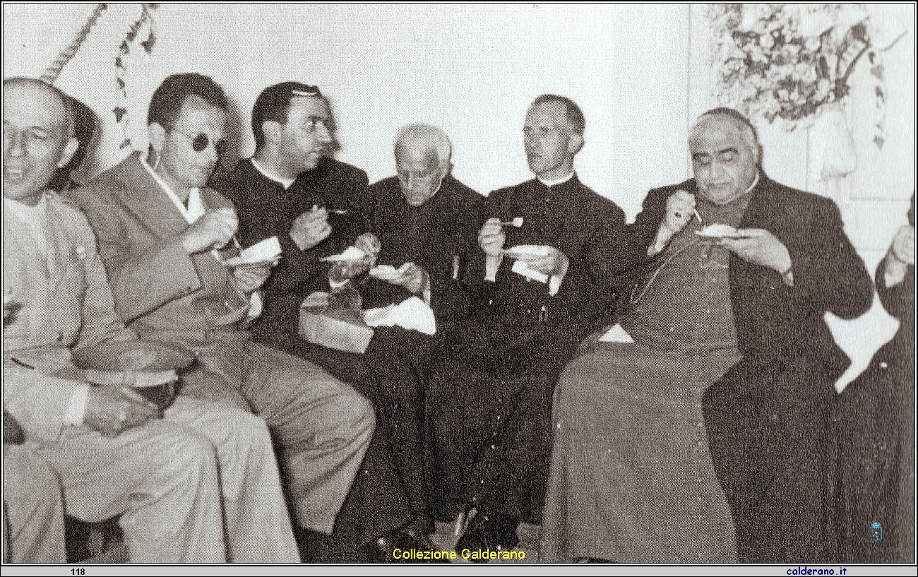 S.E. il Vescovo Federico Pezzullo, Prelati  e ospiti alle prese con il dolce.jpeg