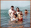 Antonio Scopa e Assunta Giudice con i figli al mare.JPG
