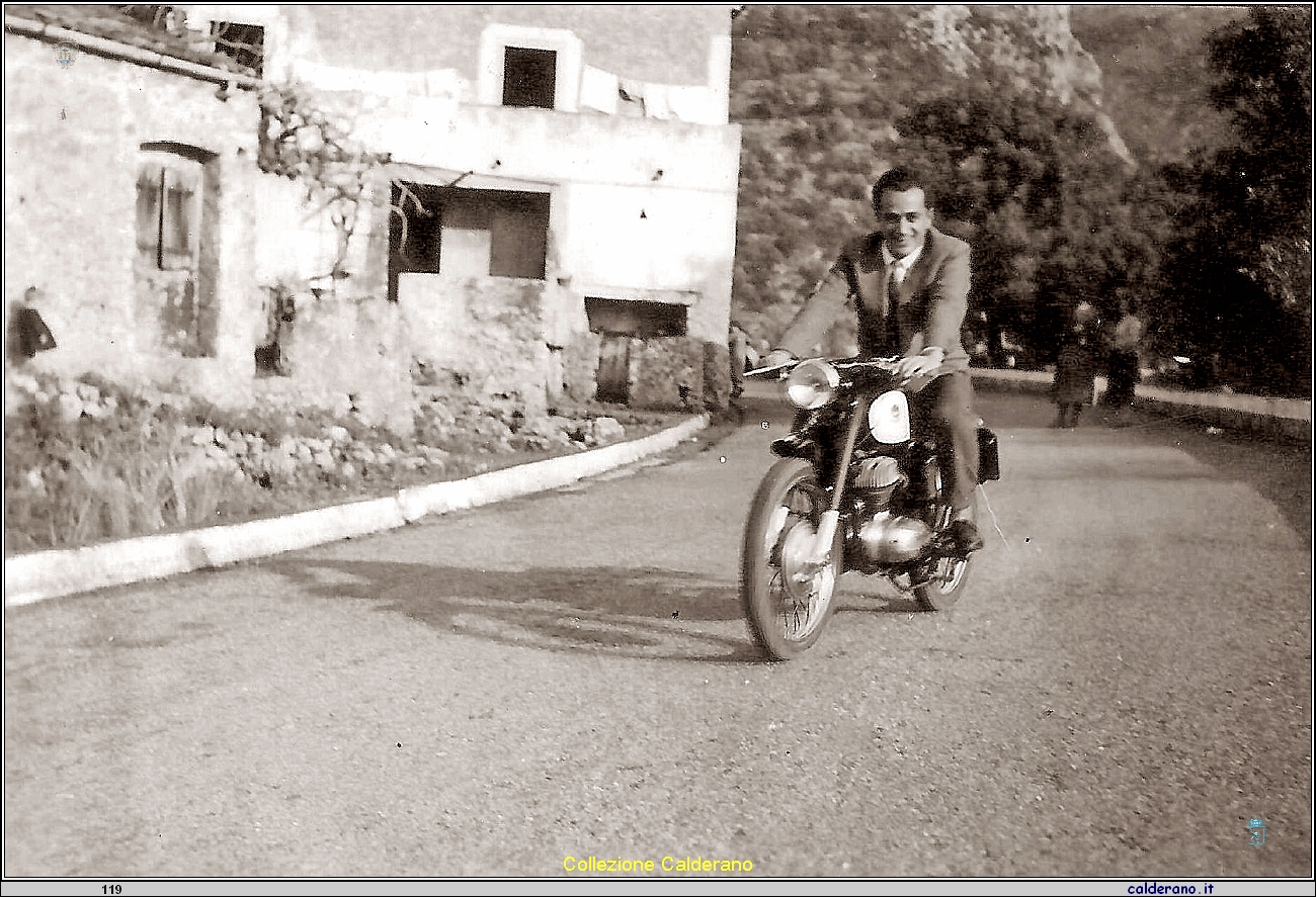 Ciccio Coscarella con la moto Mondial.jpg