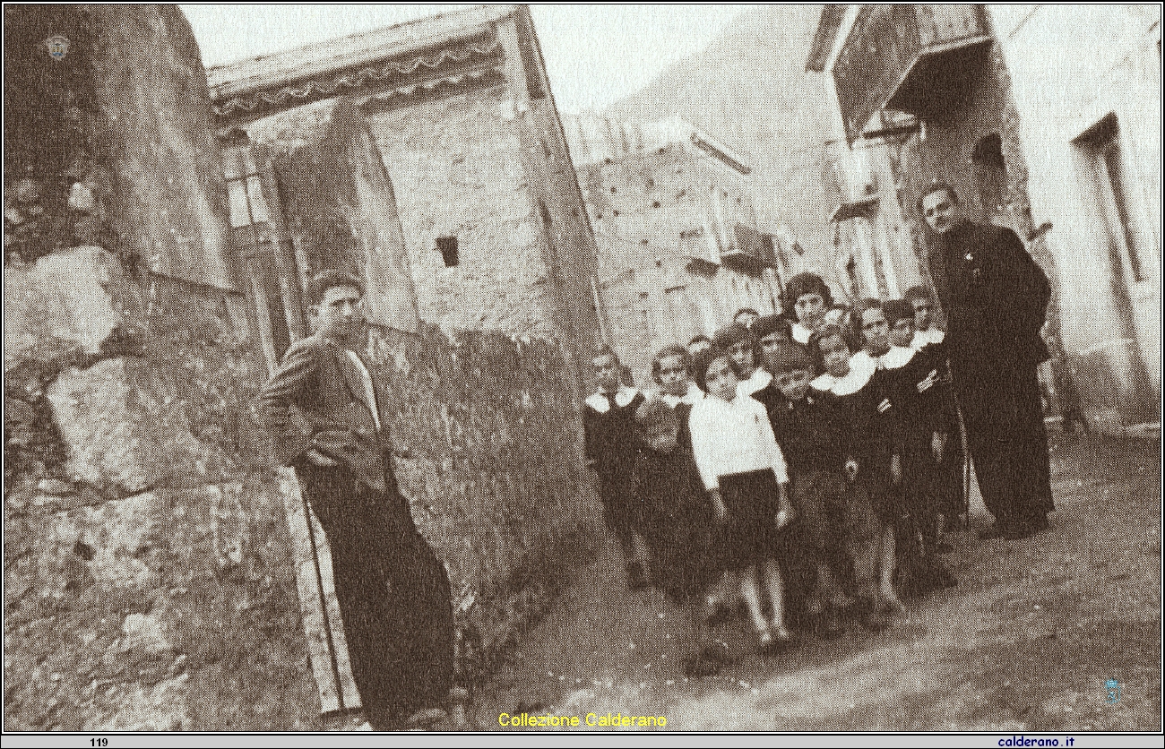 Francesco Faraco di Acquafredda con gli alunni.jpg