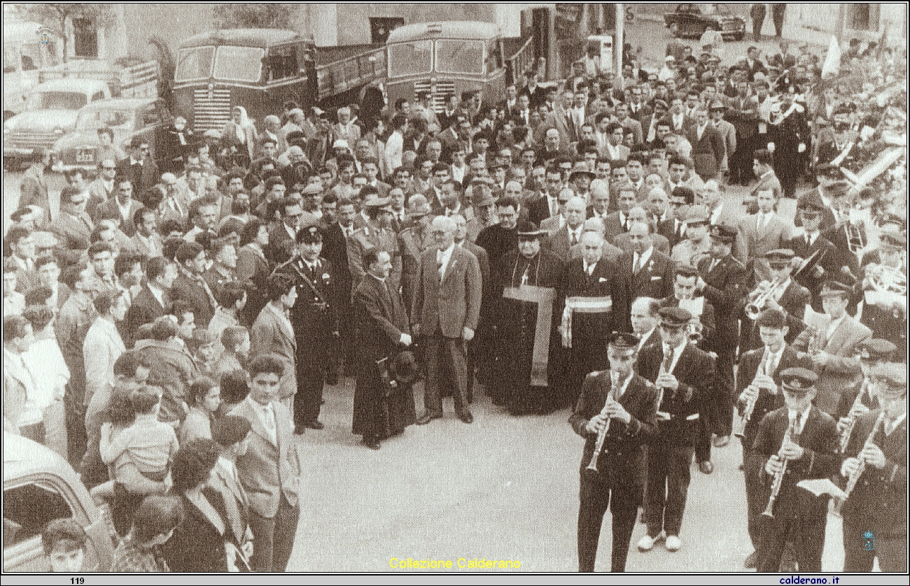 Il Vescovo Federico Pezzullo a Piazza dell'Impero con la Medaglia d'Oro al Valore Militare Biagio Lammoglia e il Sindaco Biagio Vitolo.jpeg