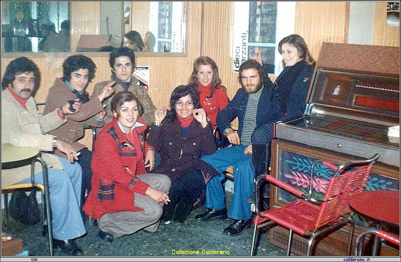 Nel Bar Avigliano ad ascoltare la musica dal Jukebox.jpg