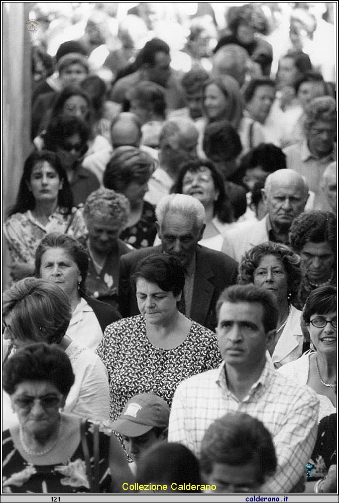 Fedeli in Processione.jpg