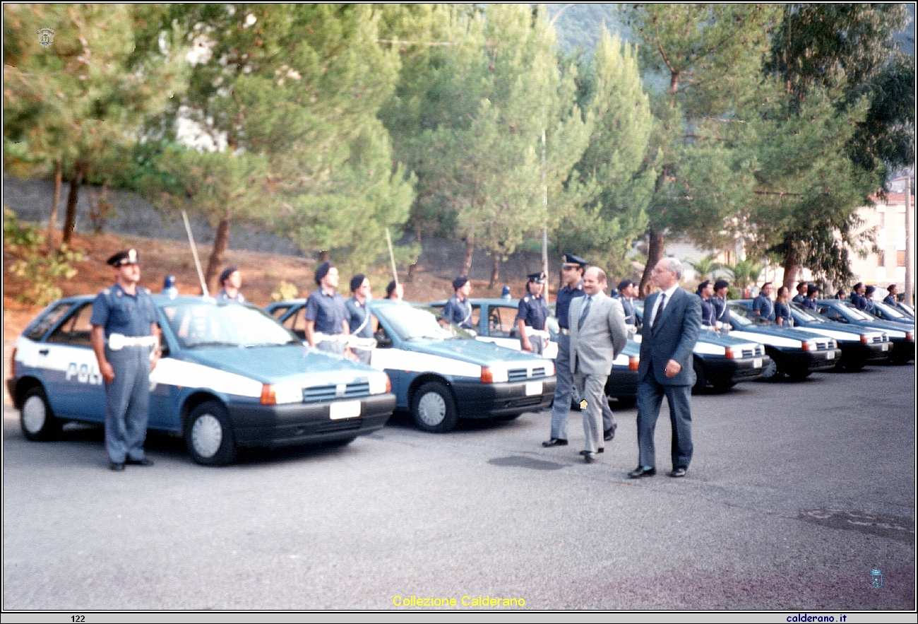 Il Sindaco Antonio Brando passa in rassegna gli agenti di Polizia del presidio estivo di Maratea.jpeg