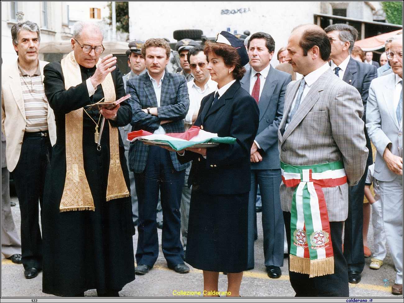 Padre Cerracchio benedice la Bandiera della Caserma Forestali con il Sindaco Antonio Brando giugno 1987.jpeg