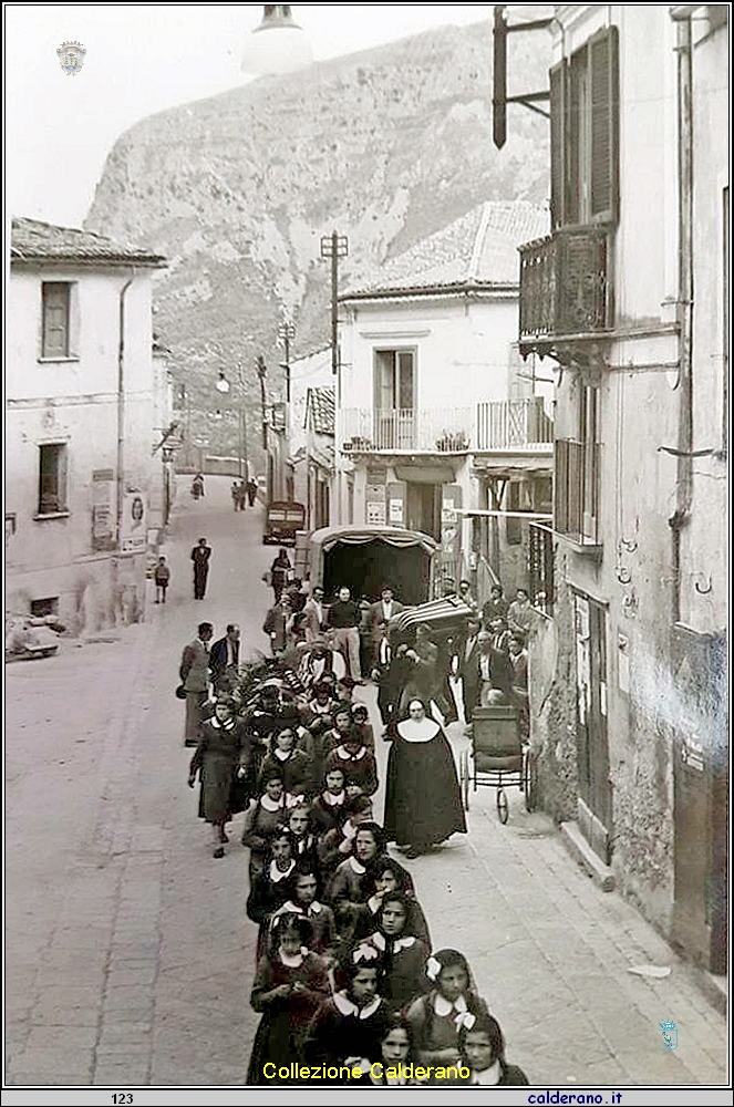 Accompagnamento funebre di Raffaele Zaccaro dalle convittrici del De Pino a.jpg