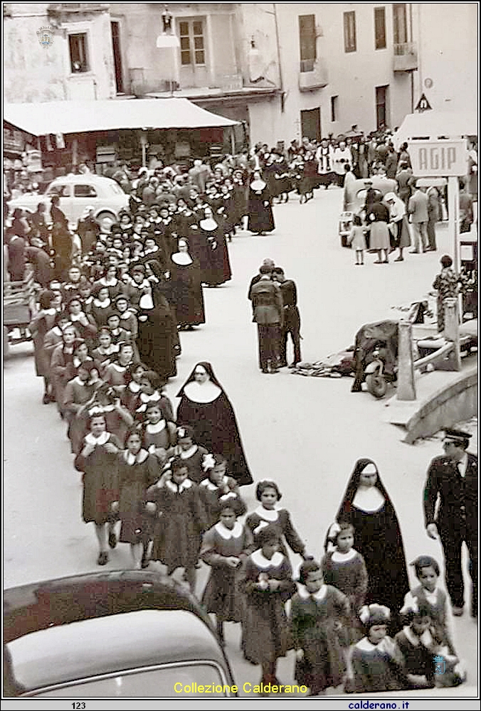 Accompagnamento funebre di Raffaele Zaccaro dalle convittrici del De Pino b.jpg