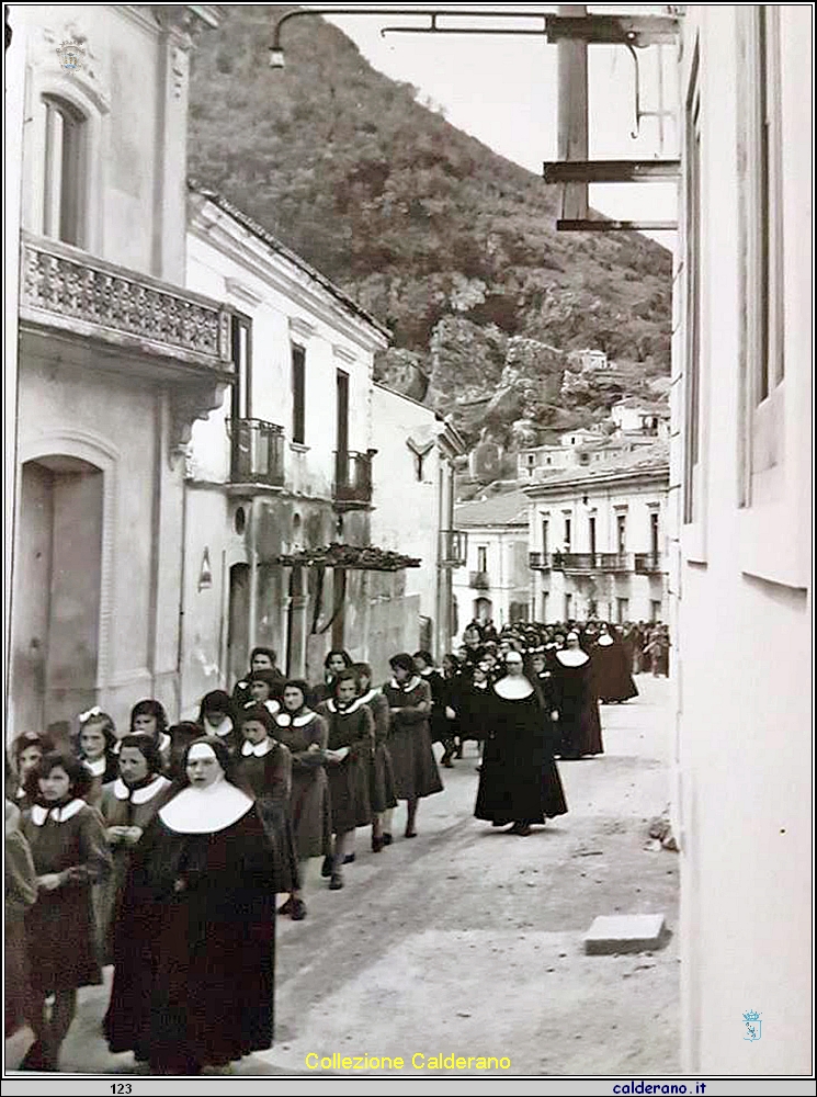 Accompagnamento funebre di Raffaele Zaccaro dalle convittrici del De Pino c.jpg