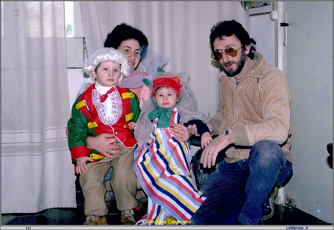 Enrico Maestri con la moglie e i figli.jpg