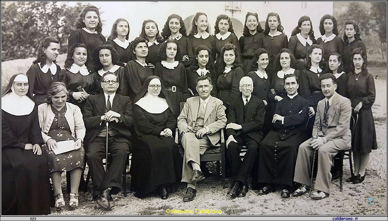 Insegnanti e Alunne del De Pino Magistrale parificato.jpg