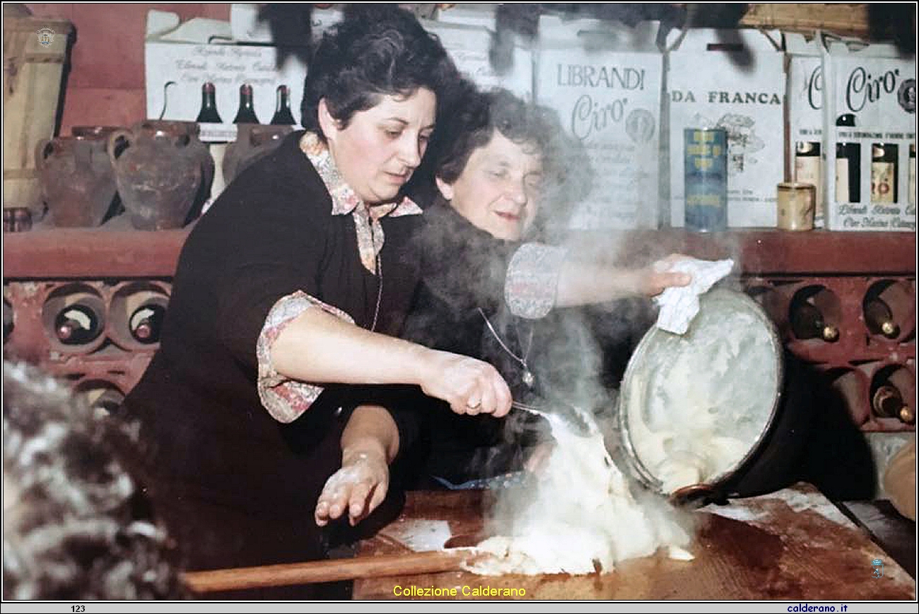 Rosalina e la mamma Stella Avigliano preparano le zeppole  .jpg