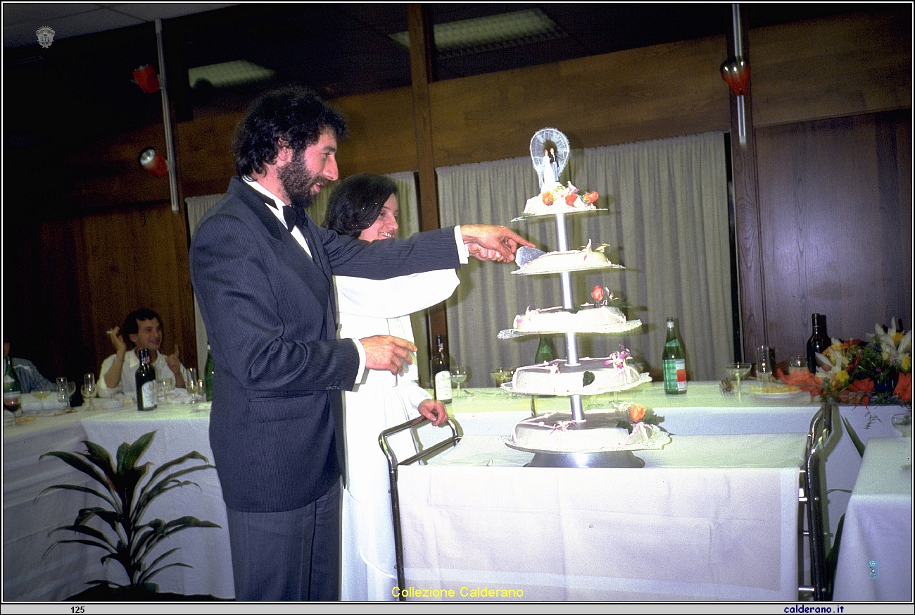 Ettore Maestri e Carmelina Avigliano e la torta nunziale.jpg