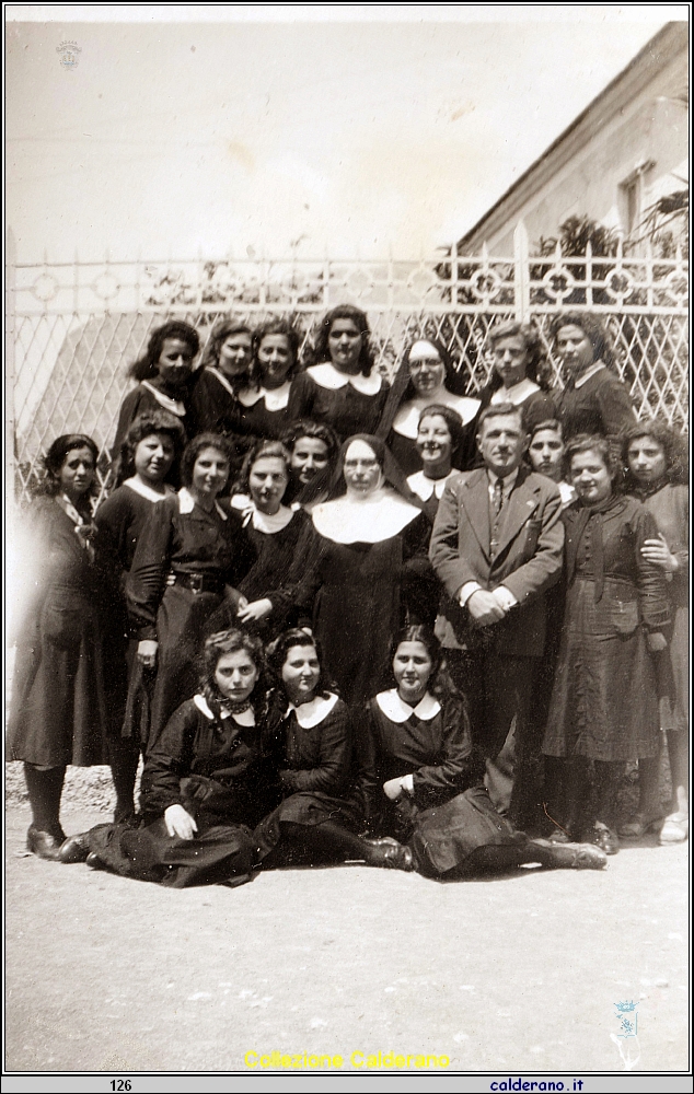 Alunne del De Pino con Costantino D'Alitto.jpg