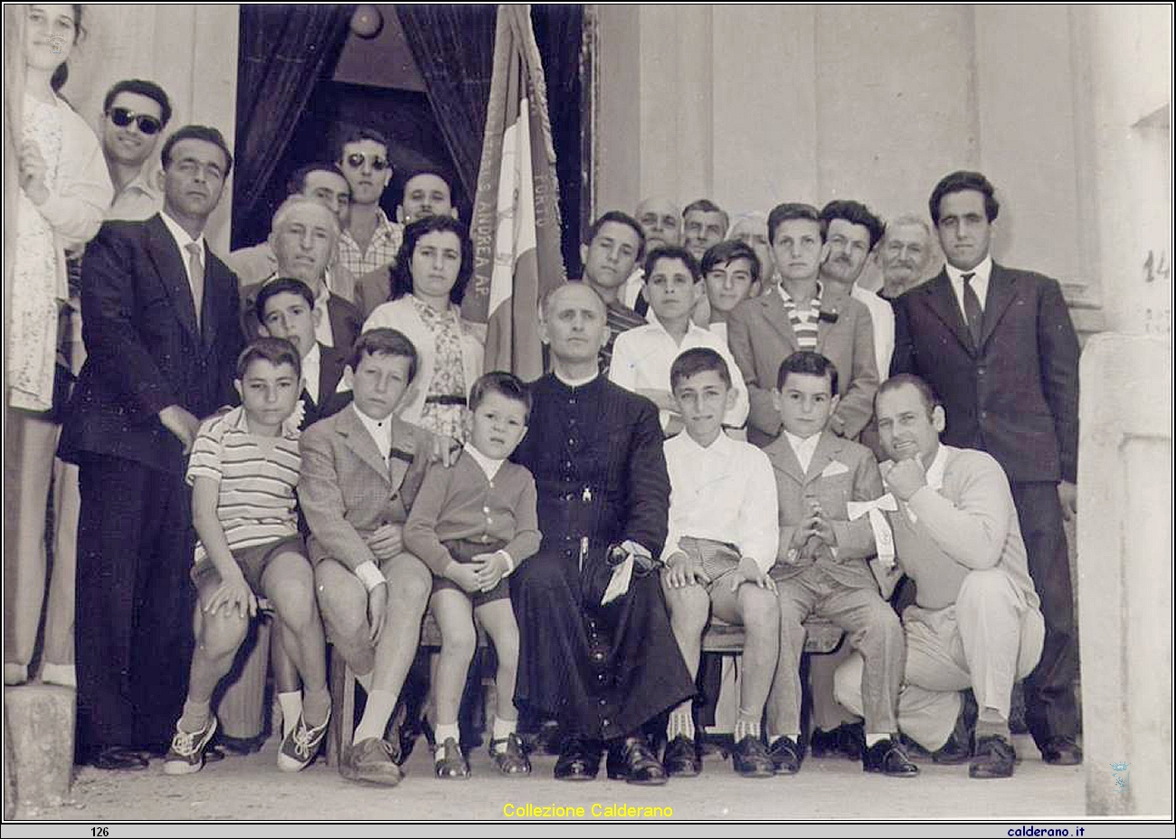 Benedizione della bandiera dei Marinai con Padre Salerno.jpg