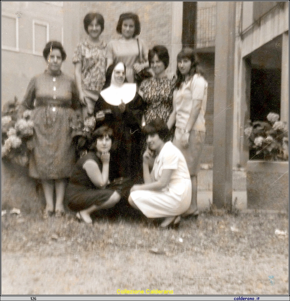 Le ragazze e la suora.jpg