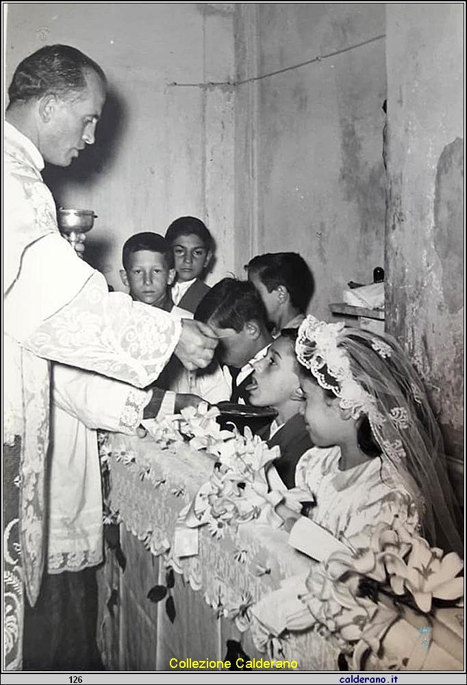 Padre Salerno e le Prime Comunioni al Porto.jpg