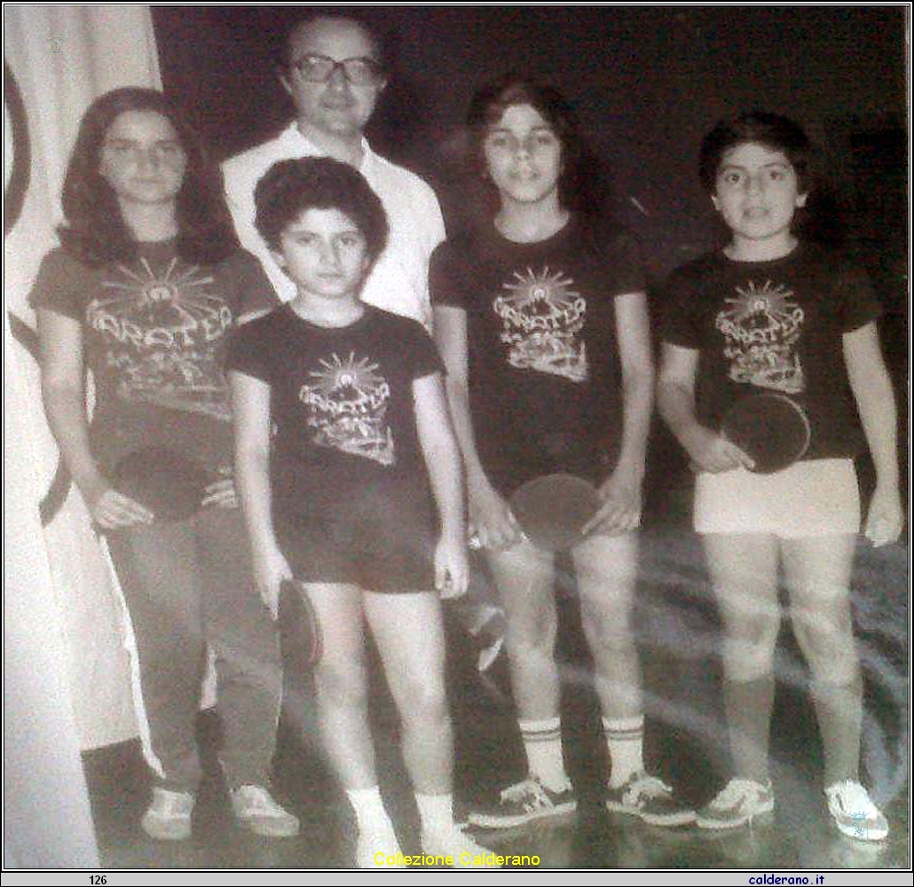 Ragazze del campionato di Tennis Tavolo Bologna con Padre Luigi.jpg