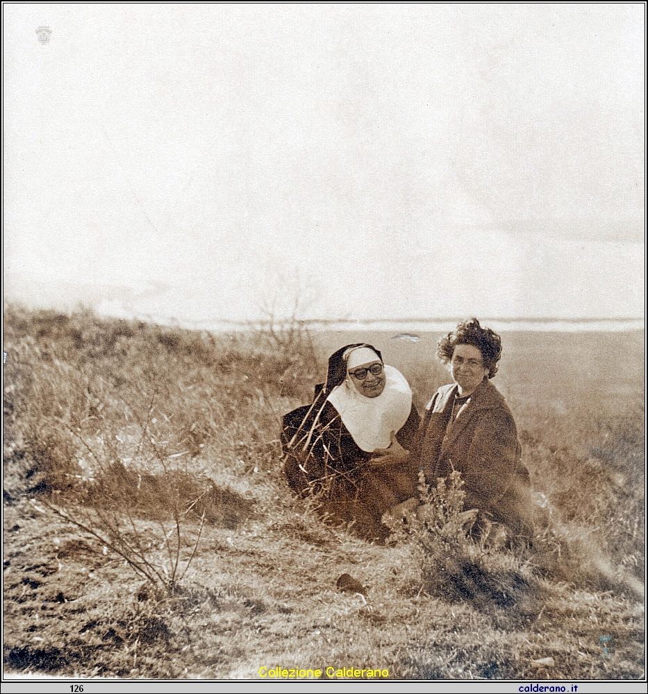Sulla riva del lago Carmela Brando con la Zia suora.jpg
