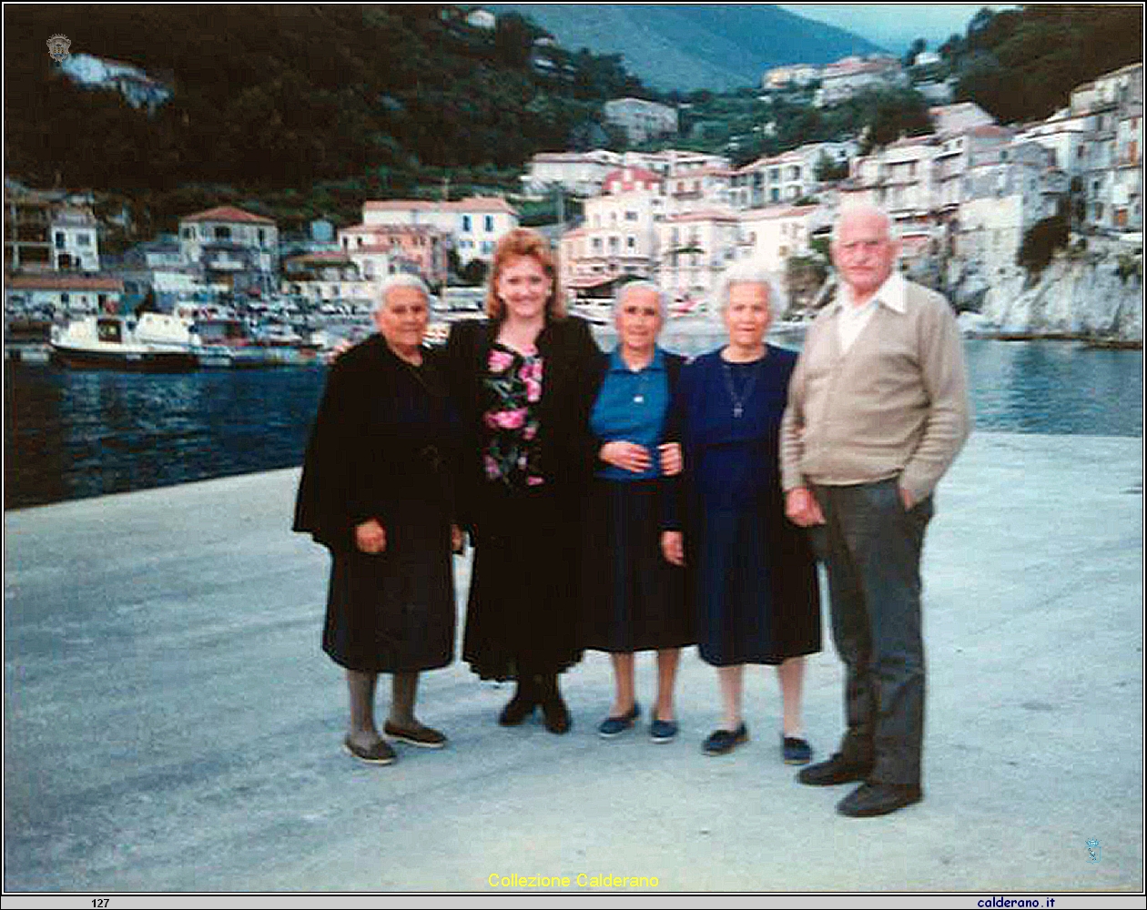Clarina Romano, Lelena Iannini, Gaetana Tanella Romano e i cugini.jpg