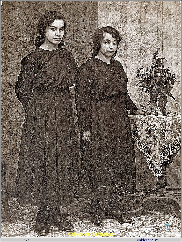 Da un album di una famiglia di Maratea - Sorelle.jpeg