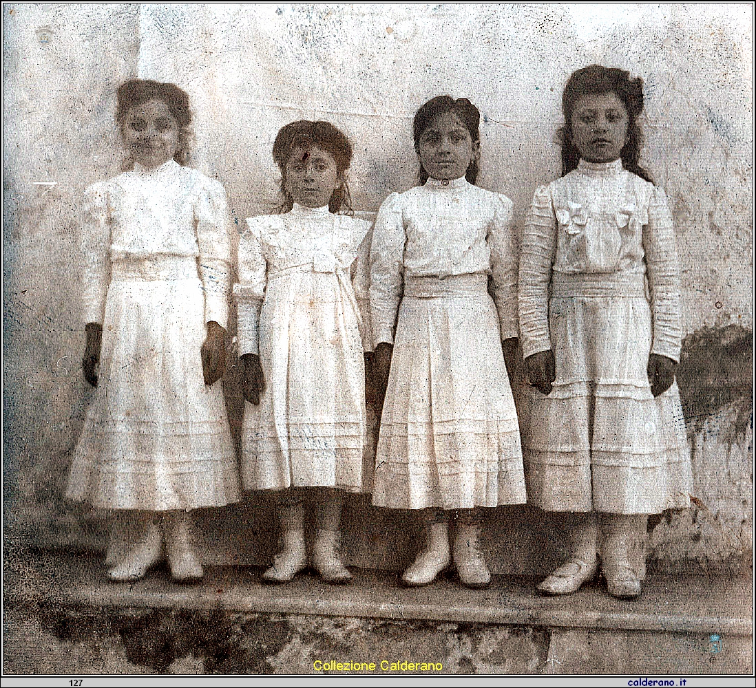 Da un album di una famiglia di Maratea - Sorelline.jpeg