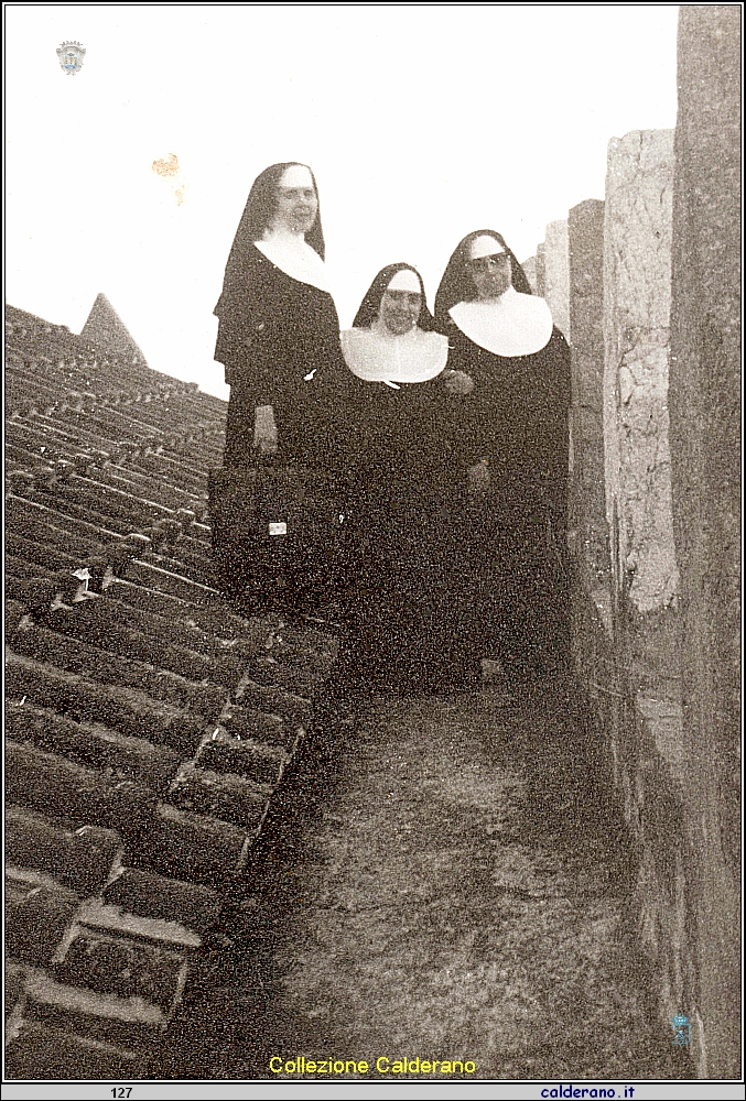 Tre suore sul tetto.jpg