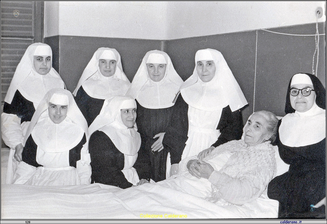 Le Suore visitano la consorella ammalata.jpeg