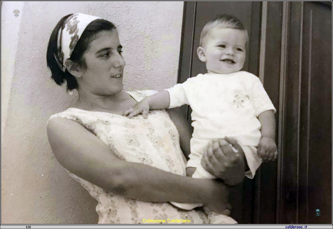 Pina Glosa e il figlio Biagio Velardi.jpg