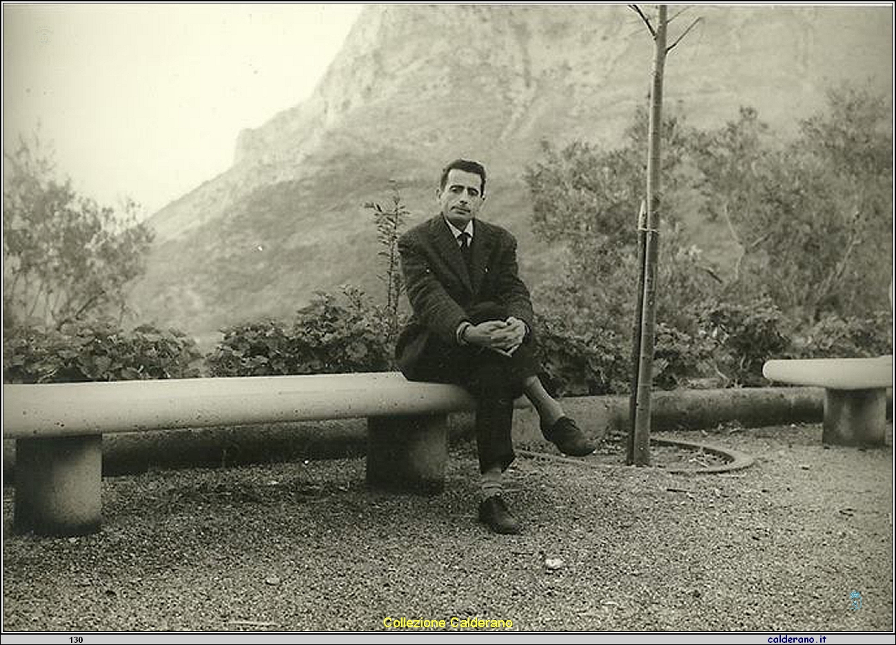 Alberto Crispo nel piazzale di San Francesco 1961.jpg