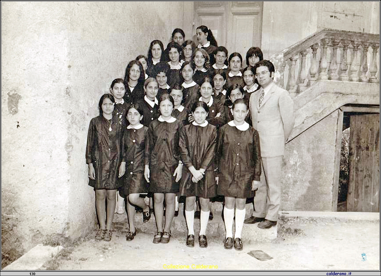 Alunne della scuola media.jpg