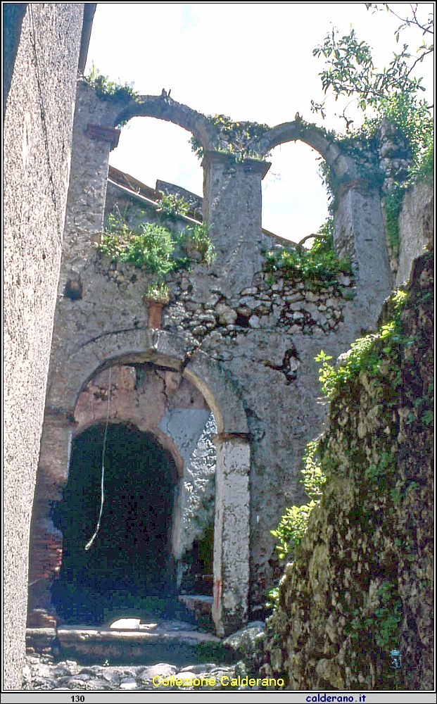 Costruzioni ed archi a Capocasale.jpg
