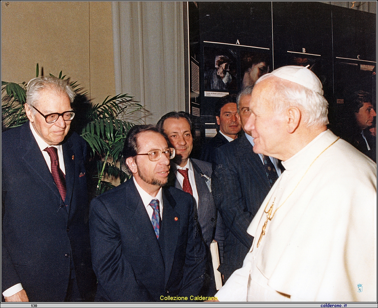 Francesco Sisinni con S.S. San Giovanni Paolo II .jpeg