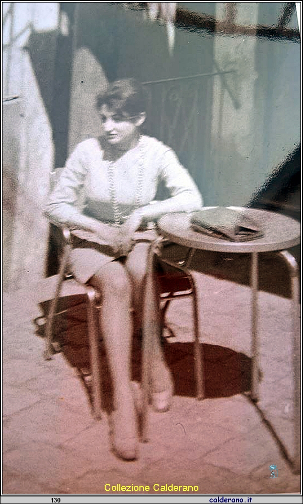 Linda Schettini seduta al tavolino del Bar.jpg