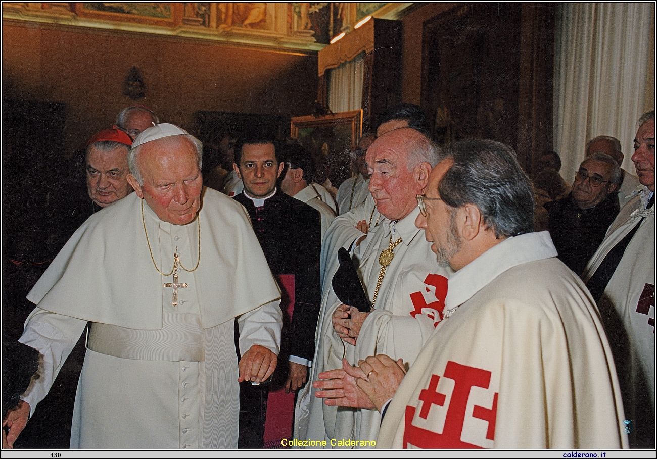 S.S. San Giovanni Paolo II nella Sala Clementina 17-10-1998 con Francesco Sisinni.jpg