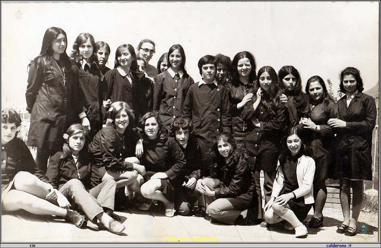 Studentesse con l'insegnante Maria Teresa Iannini.jpg