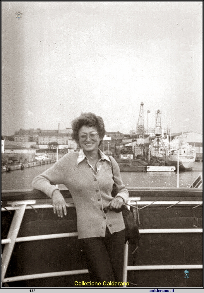 Linda Schettini sul traghetto settembre 1975.jpg