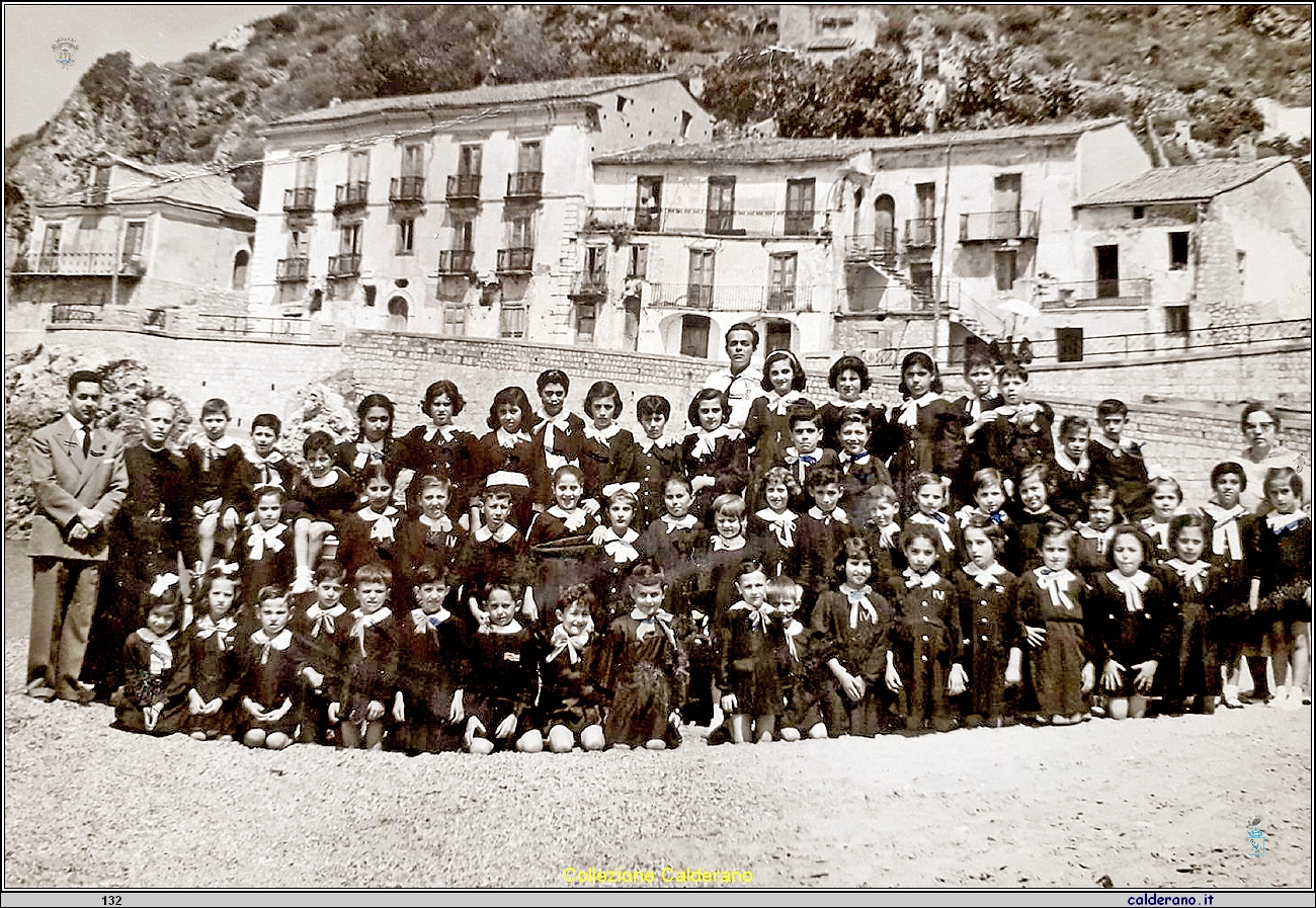 Scuola elementare di Porto Scalo Con Pasquale Schettini, Padre Raffaele Salerno e Giuseppina Nicastrto Di Puglia.jpg