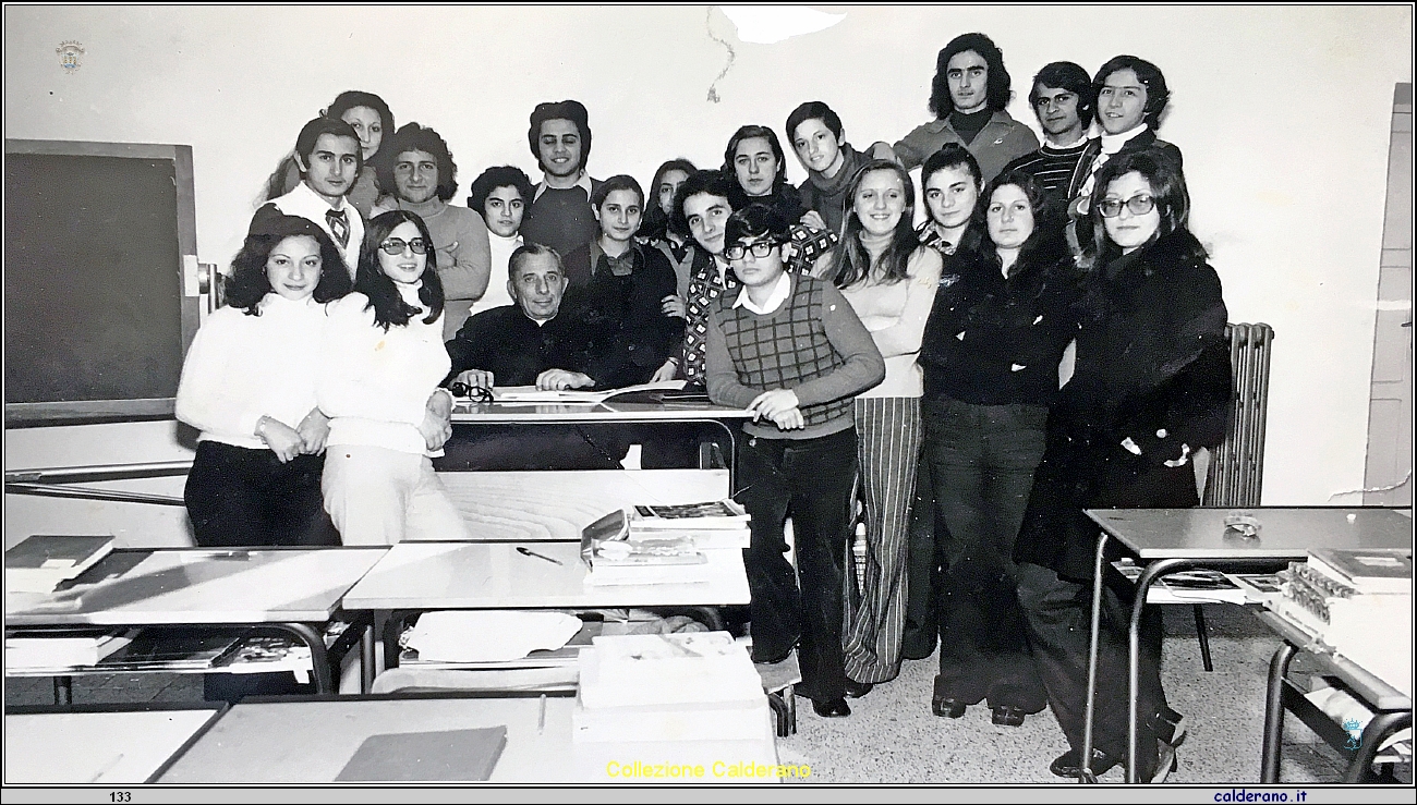 Alunni del Liceo con Padre Sgambati - Anno scolastico 1973-74.JPG