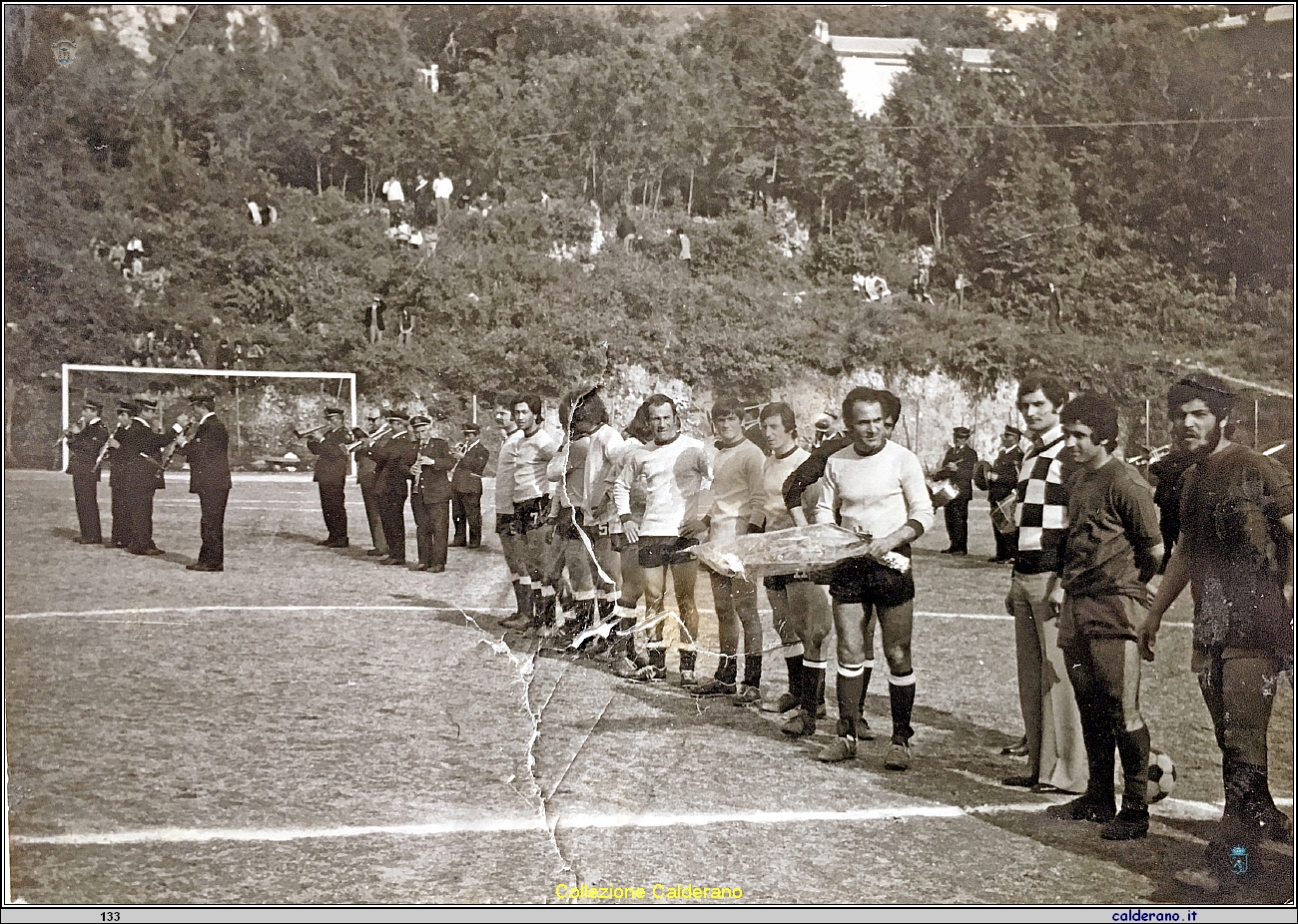 Banda musicale e fiori allo stadio San Nicola.jpg