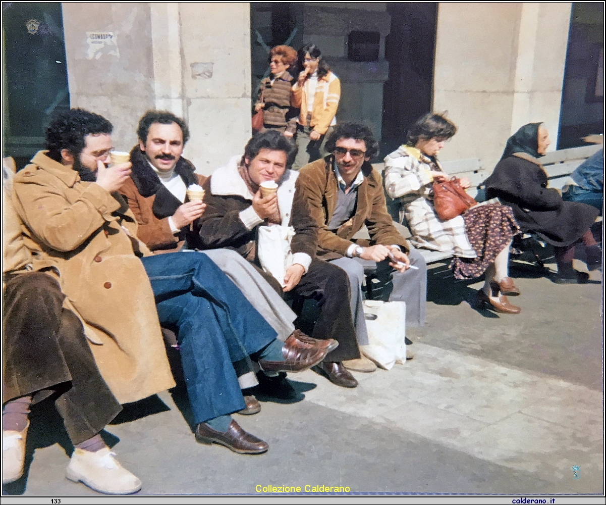 Ciccillo Cernicchiaro, Umberto Avigliano, Toto' Manfredi ed Ettore Maestri mangiando il gelato.JPG