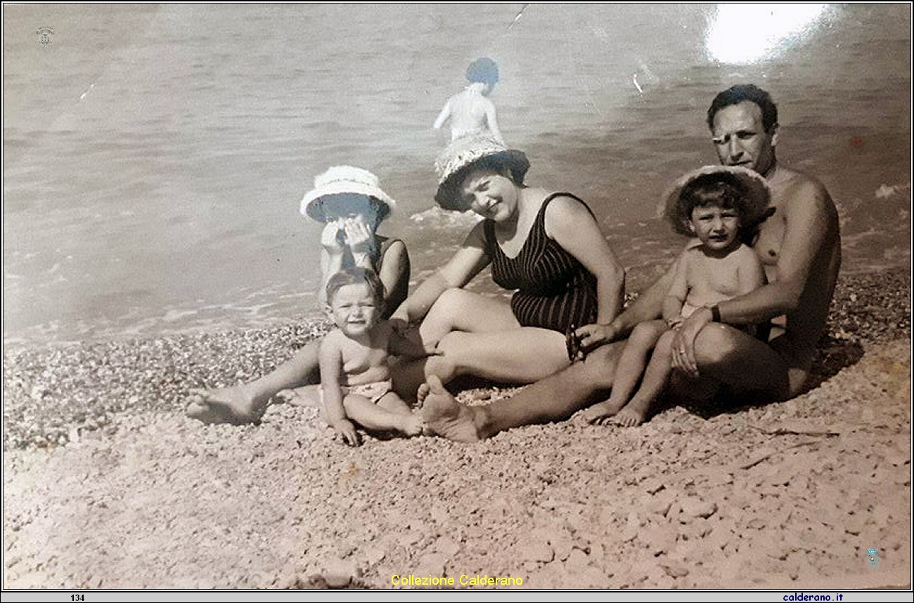 Aurora Calderano e Peppino Labanca al mare con le figlie ad Amantea.jpg