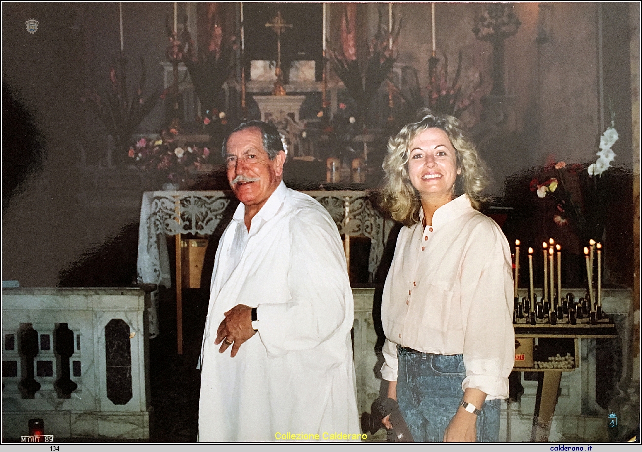 Peppinello alla Processione dell'Addolorata e la turista 1989.JPG